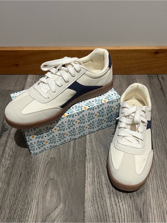 No Boundaries Shoes - No Boundaries Women’s Cream & Navy Retro Sneakers - Size 7